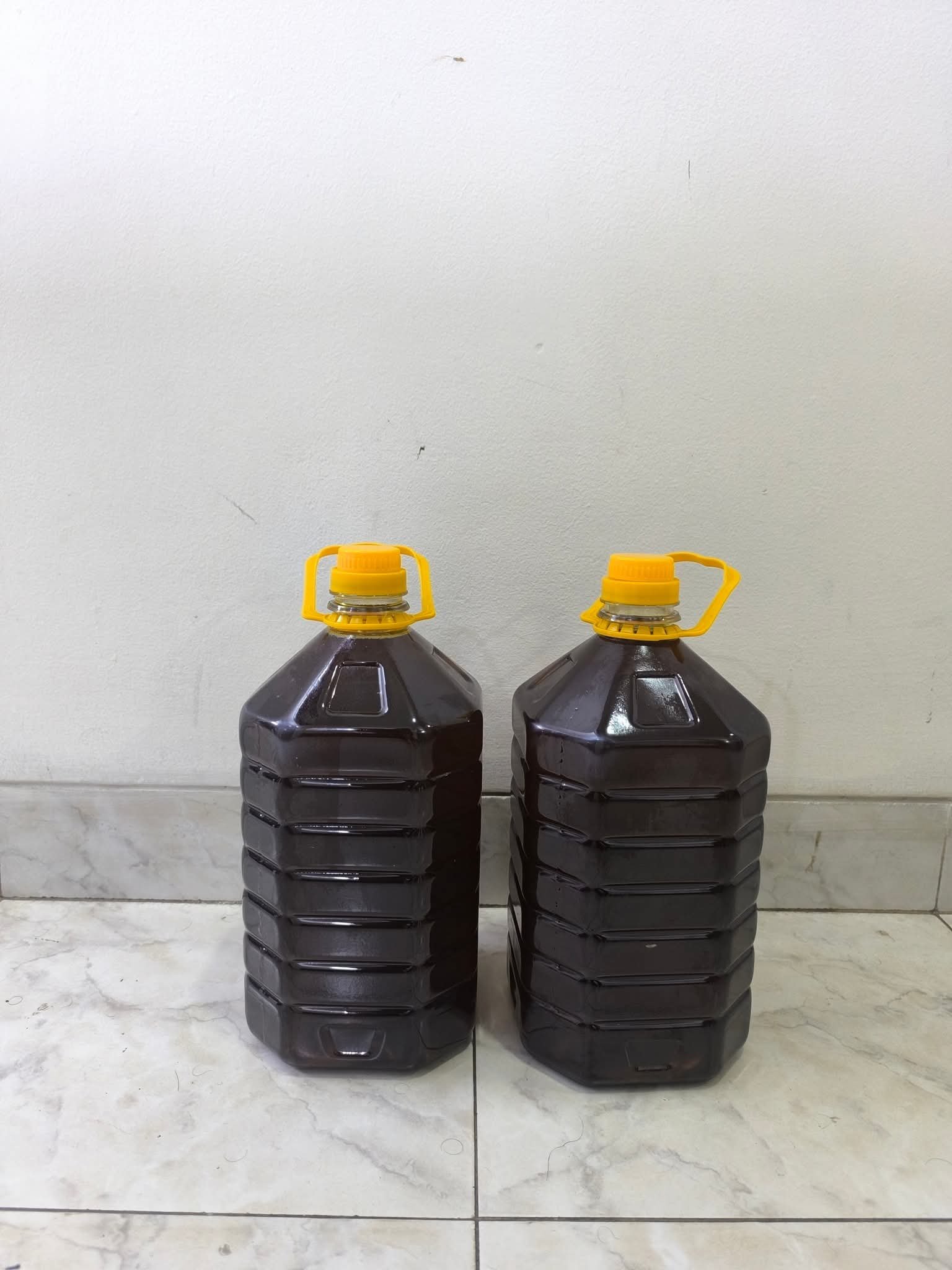 খানস খানার স্পেশাল ঘানি ভাঙ্গা সরিষার তেল।